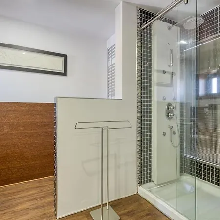 Moradia Com Piscina E Jardim *